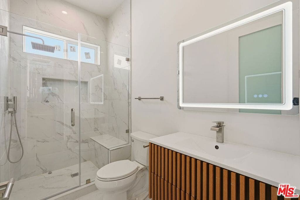1572 Kelton Avenue, Los Angeles, CA 90024 Guest Bathroom