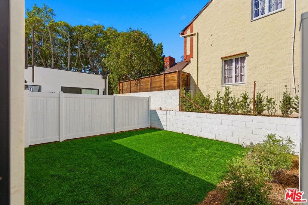 10915 Massachusetts Avenue, Los Angeles, CA 90024 Private Backyard