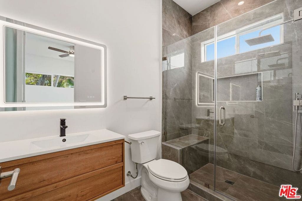 10915 Massachusetts Avenue, Los Angeles, CA 90024 Primary Bathroom