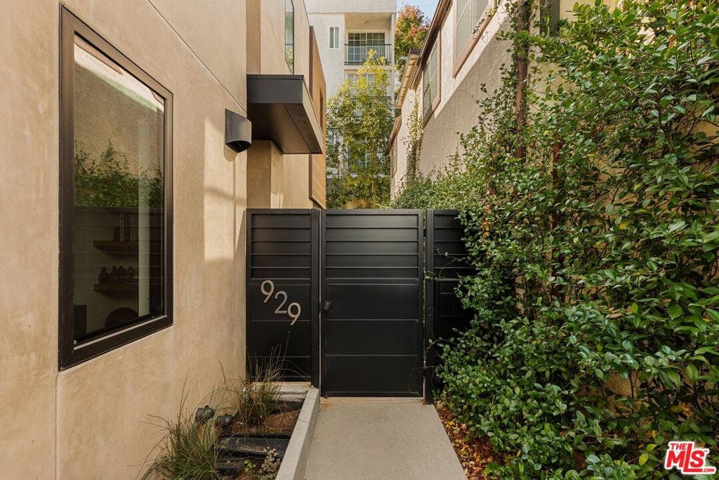 929 Hilldale Avenue, West Hollywood, CA 90069