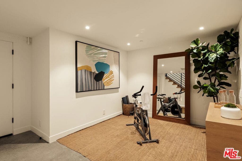 929 Hilldale Avenue, West Hollywood, CA 90069