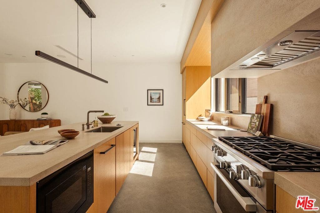 929 Hilldale Avenue, West Hollywood, CA 90069