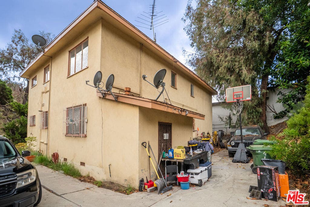 4143 Don Tomaso Drive, #1, Los Angeles, CA 90008 4143 Don Tomaso Drive, #1, Los Angeles, CA 90008