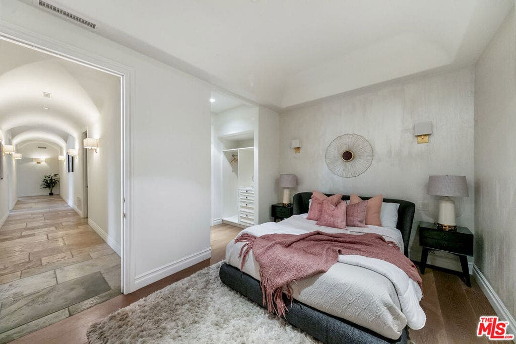 2321 Castilian Drive, Los Angeles, CA 90068 2321 Castilian Drive, Los Angeles, CA 90068