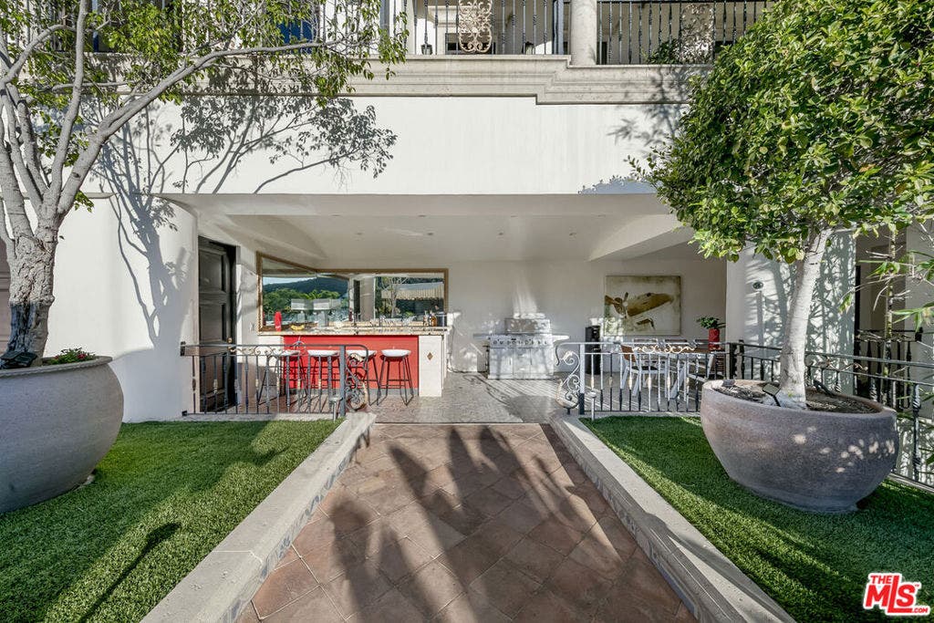 2321 Castilian Drive, Los Angeles, CA 90068 2321 Castilian Drive, Los Angeles, CA 90068