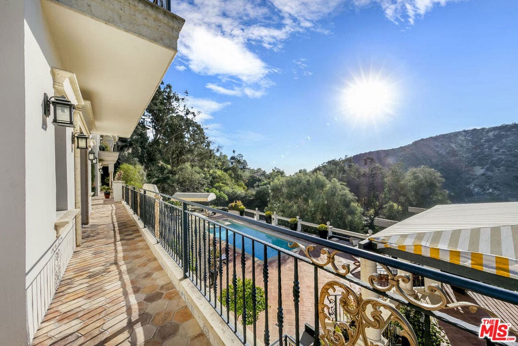 2321 Castilian Drive, Los Angeles, CA 90068 2321 Castilian Drive, Los Angeles, CA 90068