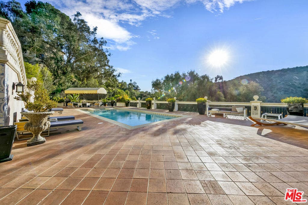 2321 Castilian Drive, Los Angeles, CA 90068 2321 Castilian Drive, Los Angeles, CA 90068