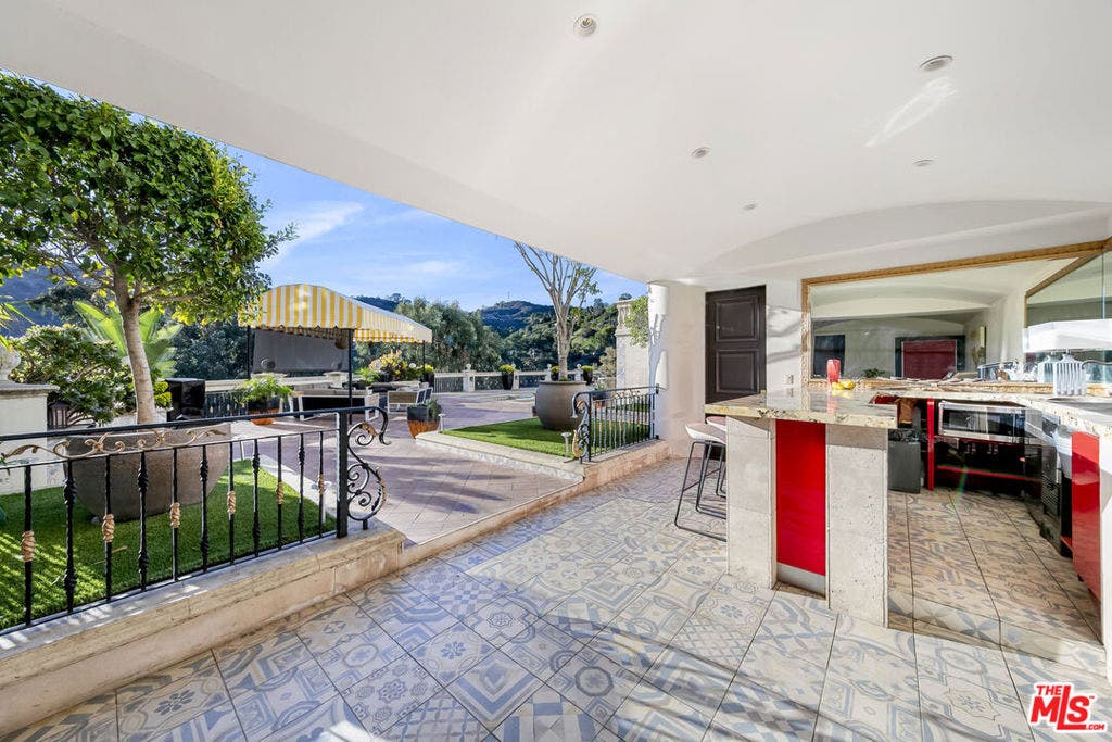 2321 Castilian Drive, Los Angeles, CA 90068 2321 Castilian Drive, Los Angeles, CA 90068