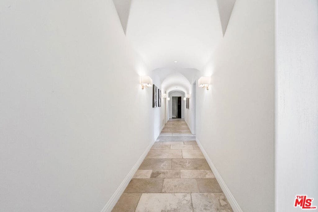 2321 Castilian Drive, Los Angeles, CA 90068 2321 Castilian Drive, Los Angeles, CA 90068