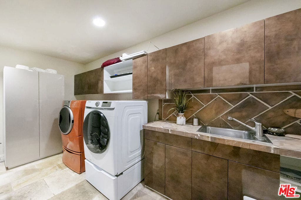 2321 Castilian Drive, Los Angeles, CA 90068 2321 Castilian Drive, Los Angeles, CA 90068