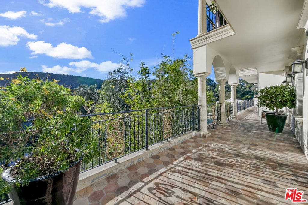 2321 Castilian Drive, Los Angeles, CA 90068 2321 Castilian Drive, Los Angeles, CA 90068