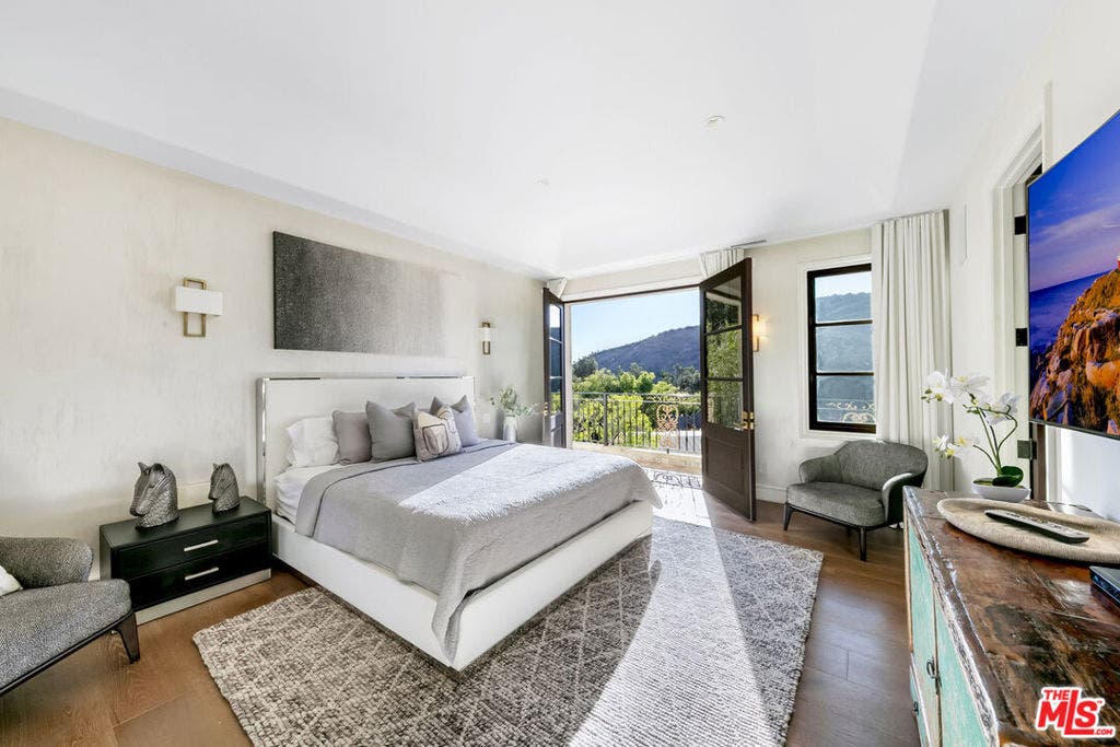 2321 Castilian Drive, Los Angeles, CA 90068 2321 Castilian Drive, Los Angeles, CA 90068