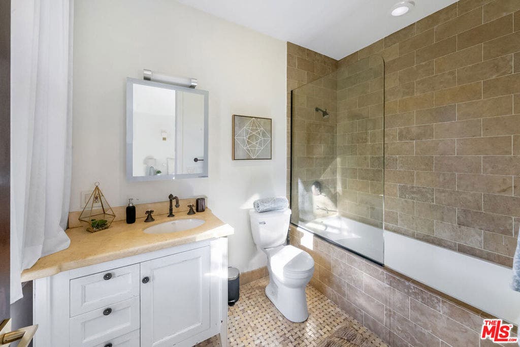 2321 Castilian Drive, Los Angeles, CA 90068 2321 Castilian Drive, Los Angeles, CA 90068