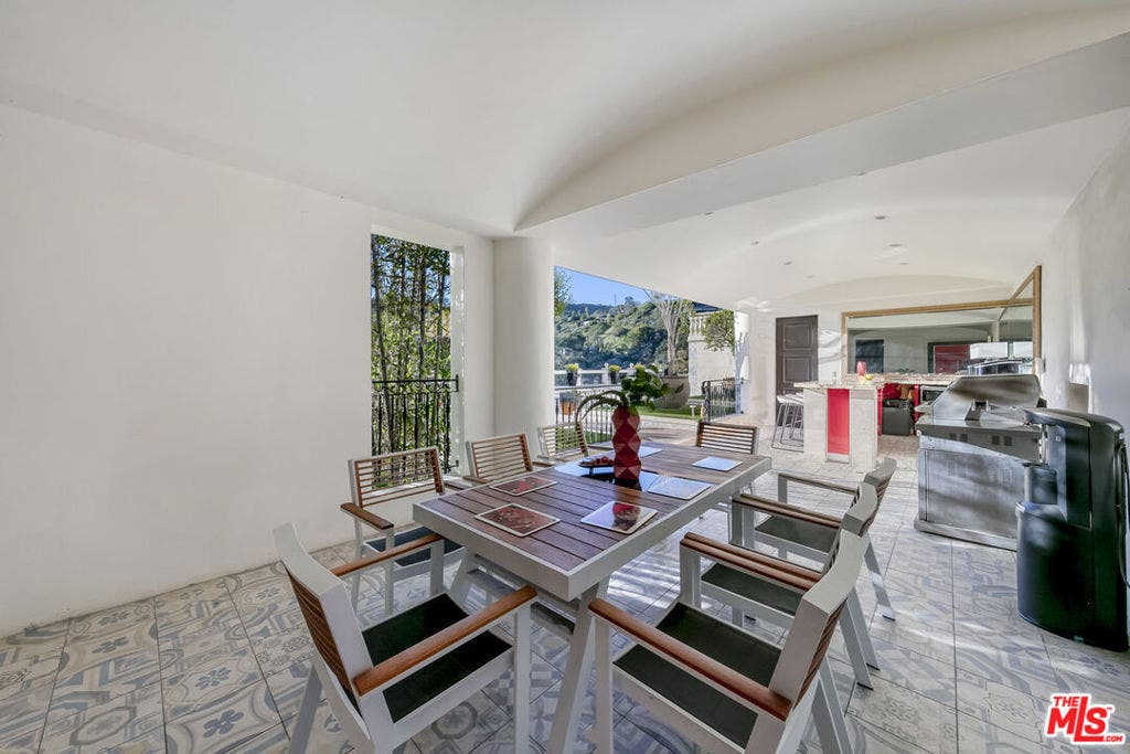 2321 Castilian Drive, Los Angeles, CA 90068 2321 Castilian Drive, Los Angeles, CA 90068
