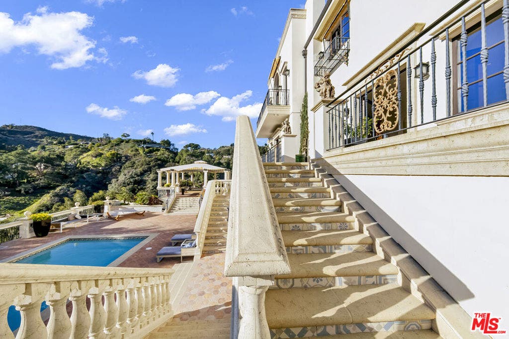 2321 Castilian Drive, Los Angeles, CA 90068 2321 Castilian Drive, Los Angeles, CA 90068