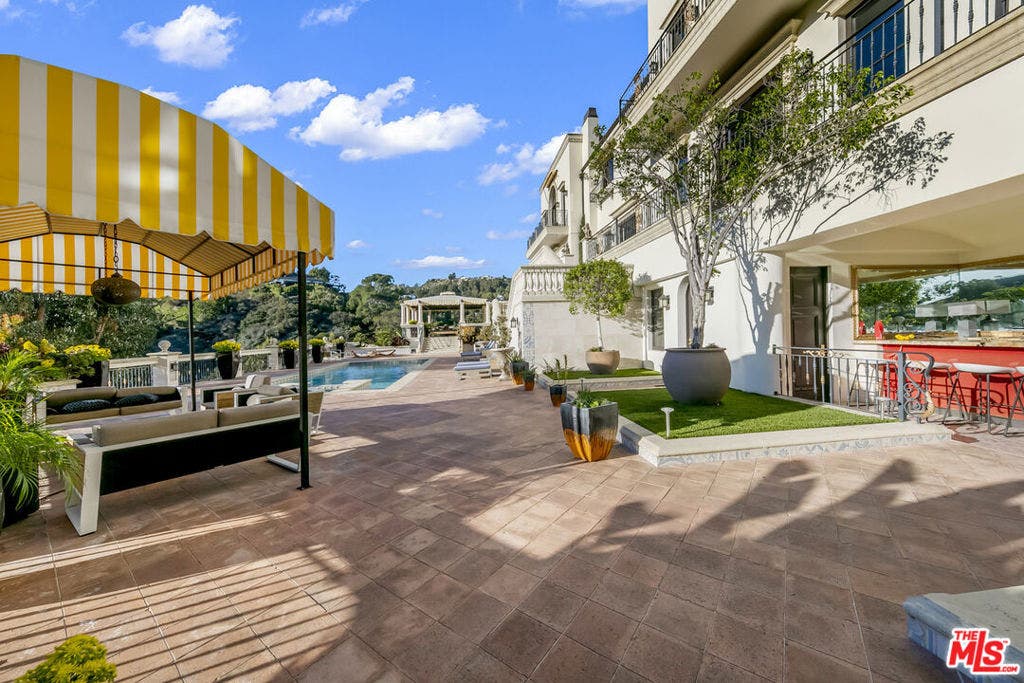 2321 Castilian Drive, Los Angeles, CA 90068 2321 Castilian Drive, Los Angeles, CA 90068