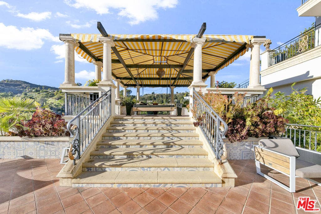 2321 Castilian Drive, Los Angeles, CA 90068 2321 Castilian Drive, Los Angeles, CA 90068
