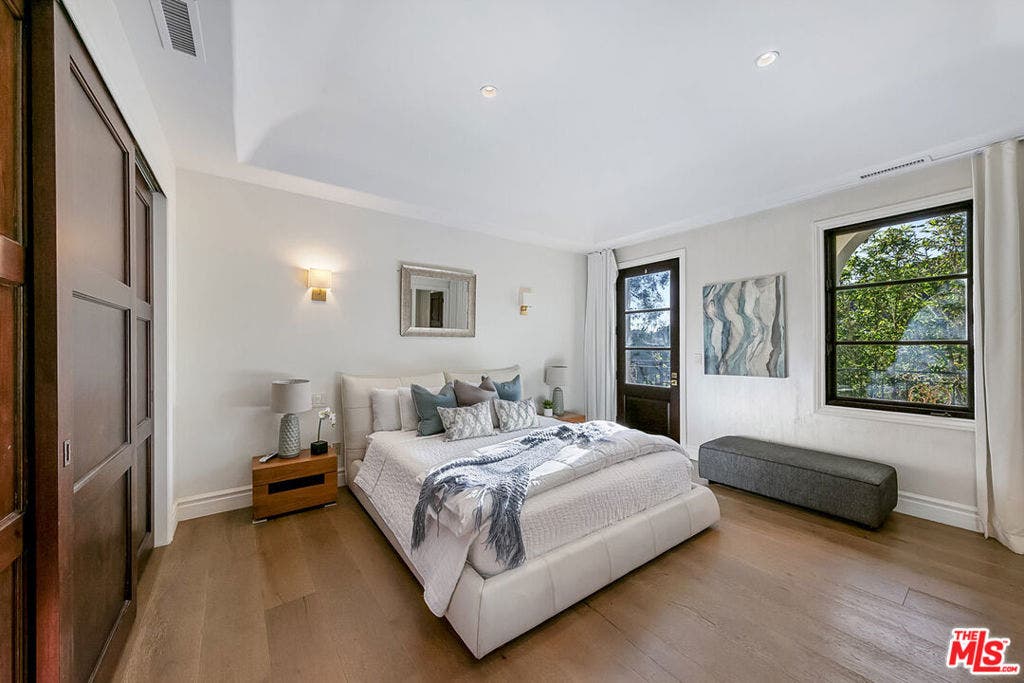 2321 Castilian Drive, Los Angeles, CA 90068 2321 Castilian Drive, Los Angeles, CA 90068