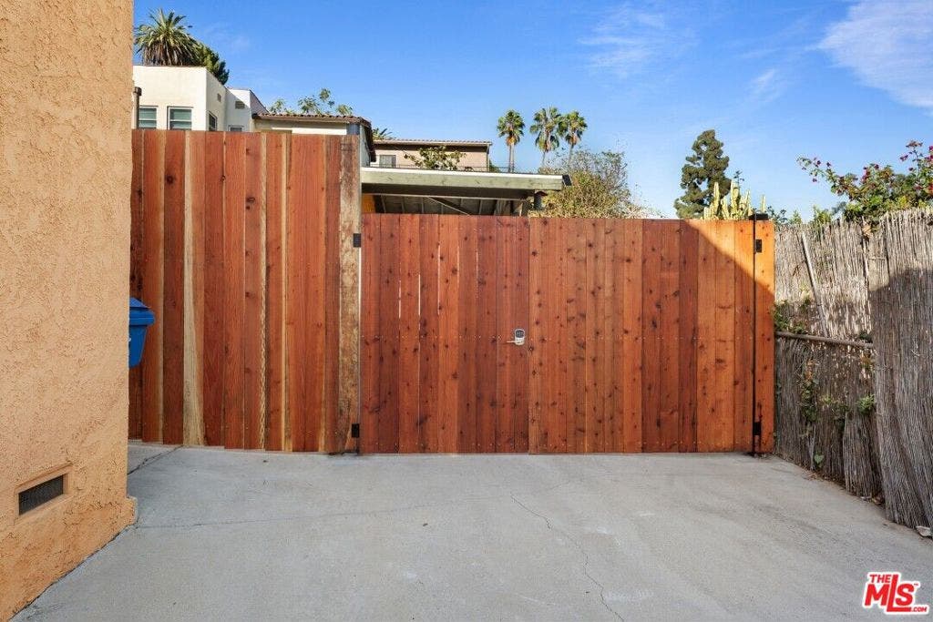 2223 Oak Glen Place, Los Angeles, CA 90039