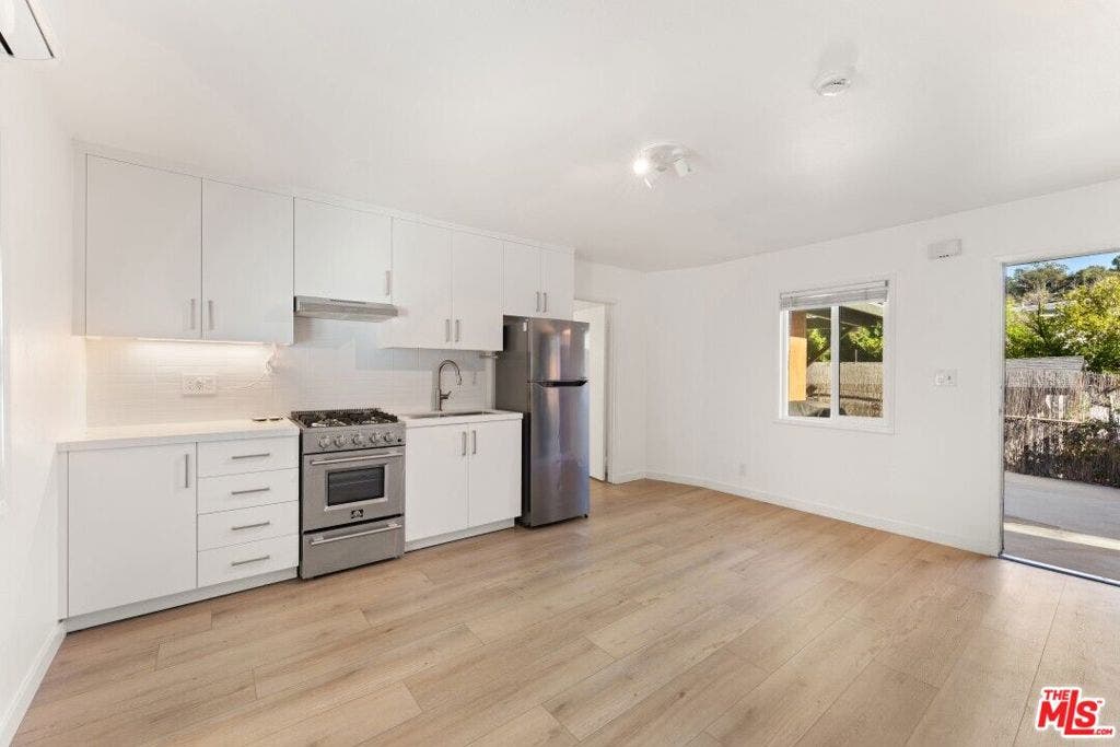 2223 Oak Glen Place, Los Angeles, CA 90039