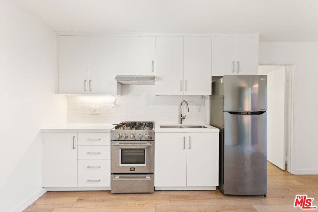 2223 Oak Glen Place, Los Angeles, CA 90039