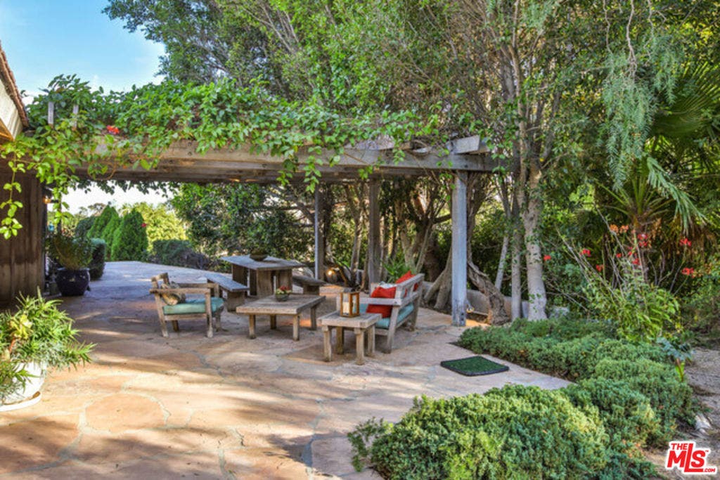3825 Malibu Country Drive, Malibu, CA 90265 3825 Malibu Country Drive, Malibu, CA 90265