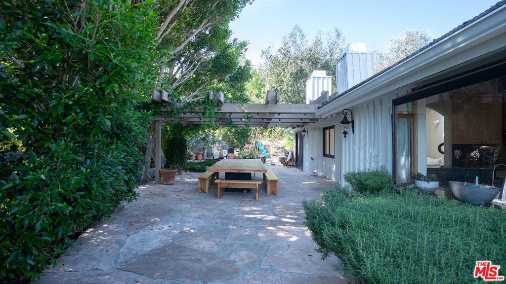 3825 Malibu Country Drive, Malibu, CA 90265 3825 Malibu Country Drive, Malibu, CA 90265