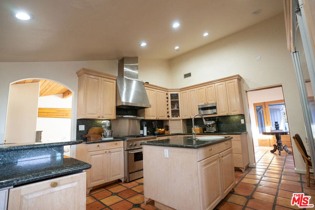 3825 Malibu Country Drive, Malibu, CA 90265 3825 Malibu Country Drive, Malibu, CA 90265