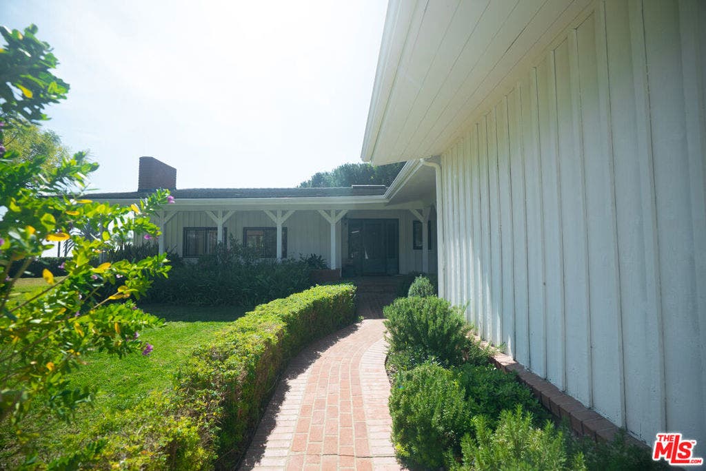3825 Malibu Country Drive, Malibu, CA 90265 3825 Malibu Country Drive, Malibu, CA 90265