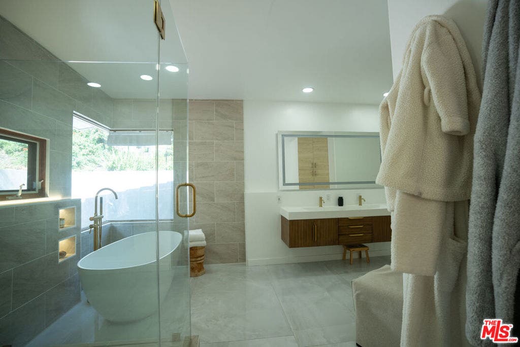 3825 Malibu Country Drive, Malibu, CA 90265 3825 Malibu Country Drive, Malibu, CA 90265