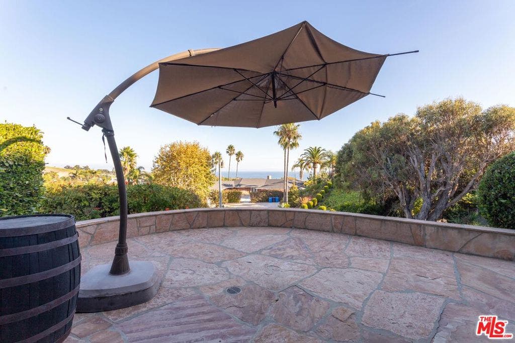 3825 Malibu Country Drive, Malibu, CA 90265 3825 Malibu Country Drive, Malibu, CA 90265