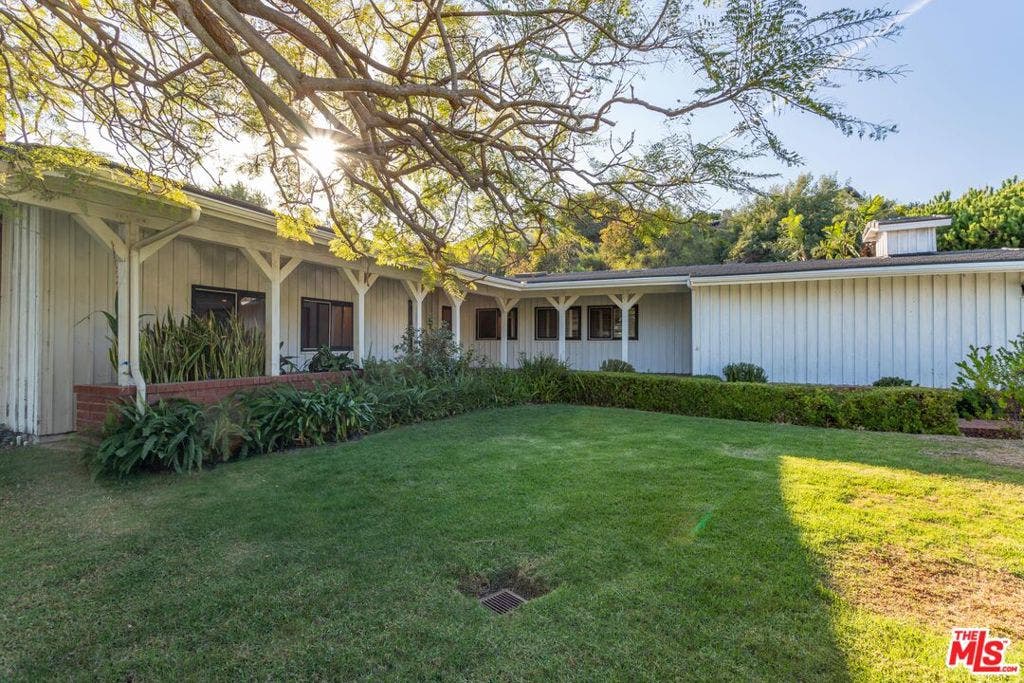 3825 Malibu Country Drive, Malibu, CA 90265 3825 Malibu Country Drive, Malibu, CA 90265