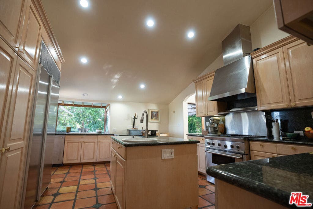 3825 Malibu Country Drive, Malibu, CA 90265 3825 Malibu Country Drive, Malibu, CA 90265