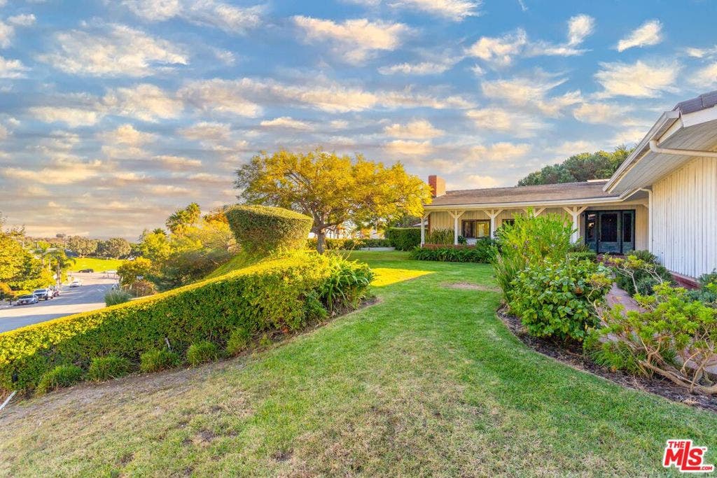 3825 Malibu Country Drive, Malibu, CA 90265 3825 Malibu Country Drive, Malibu, CA 90265