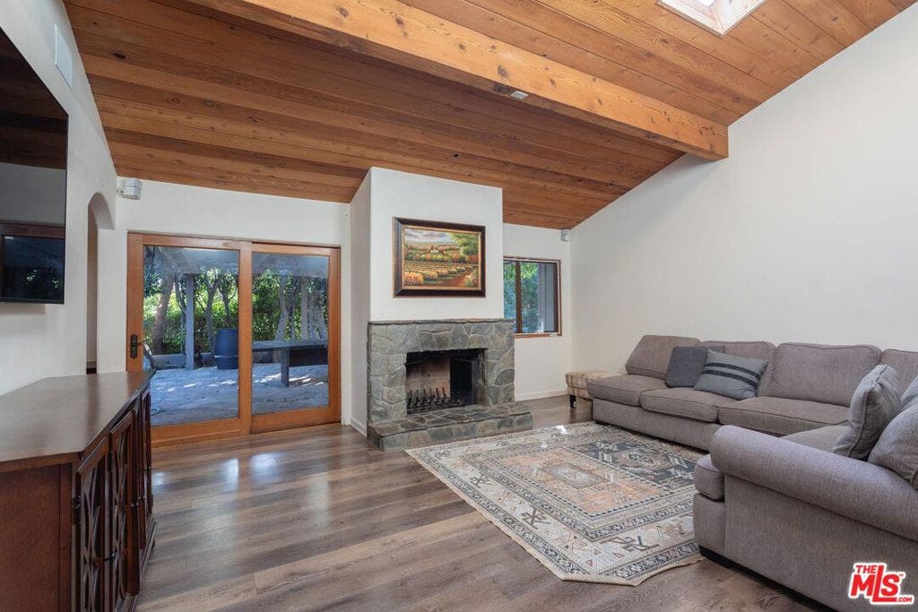 3825 Malibu Country Drive, Malibu, CA 90265 3825 Malibu Country Drive, Malibu, CA 90265