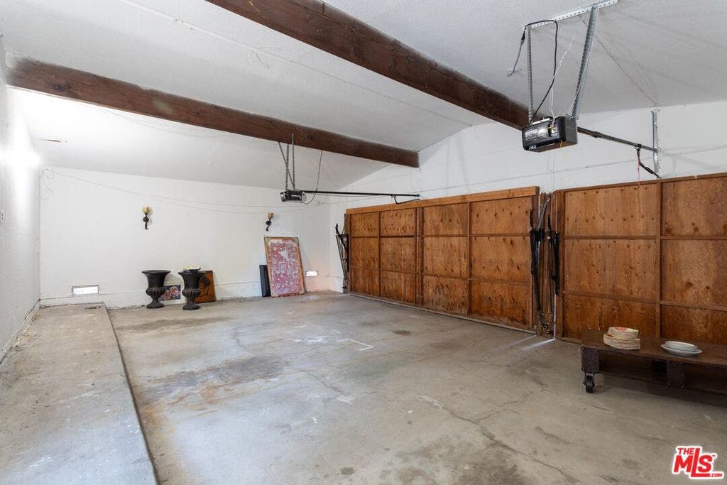 3825 Malibu Country Drive, Malibu, CA 90265 3825 Malibu Country Drive, Malibu, CA 90265
