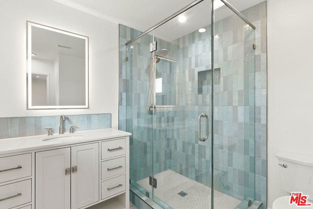 3660 Keel Avenue, Oxnard, CA 93035 Nicely remodeled bathroom