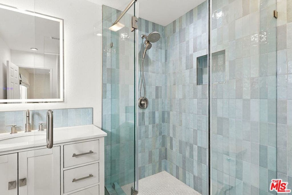 3660 Keel Avenue, Oxnard, CA 93035 Nicely remodeled bathroom
