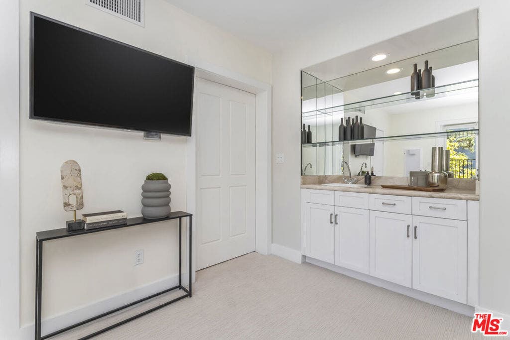 2201 Beech Knoll Road, Los Angeles, CA 90046 2201 Beech Knoll Road, Los Angeles, CA 90046