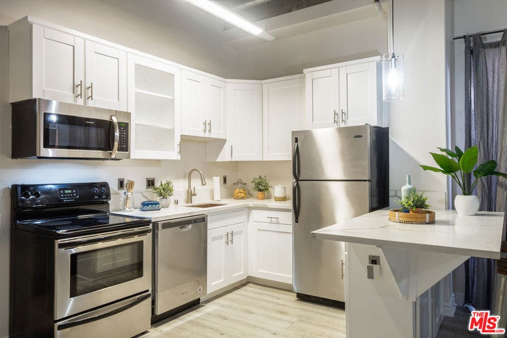 312 W 5th Street, #606, Los Angeles, CA 90013 312 W 5th Street, #606, Los Angeles, CA 90013