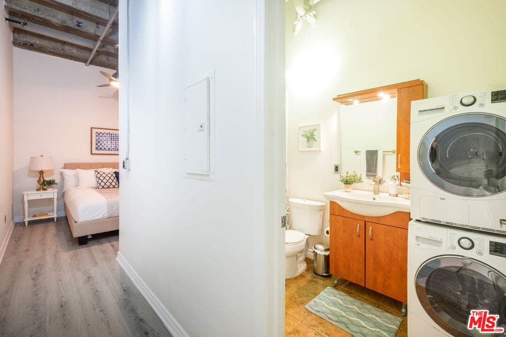312 W 5th Street, #606, Los Angeles, CA 90013 312 W 5th Street, #606, Los Angeles, CA 90013