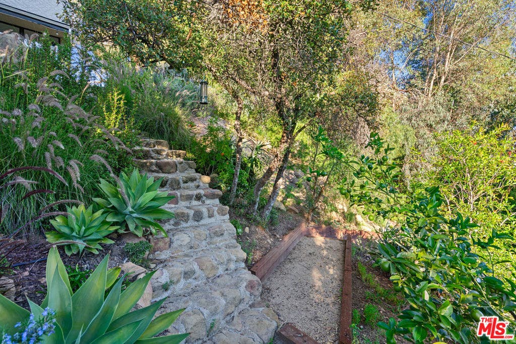 20784 Medley Lane, Topanga, CA 90290 20784 Medley Lane, Topanga, CA 90290