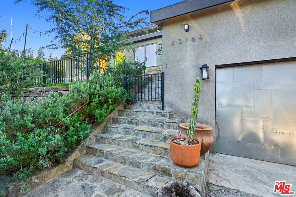 20784 Medley Lane, Topanga, CA 90290 20784 Medley Lane, Topanga, CA 90290
