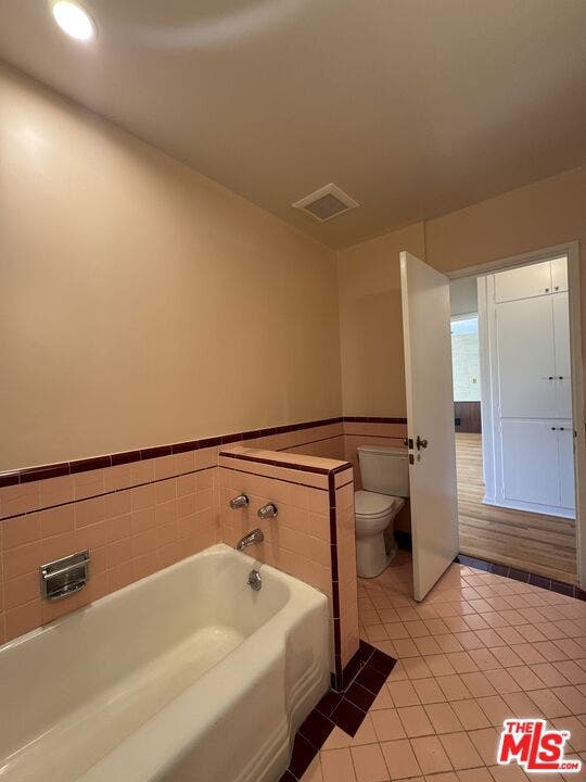 11188 Ophir Drive, Los Angeles, CA 90024 Full-Size Bath [Between Bedroo