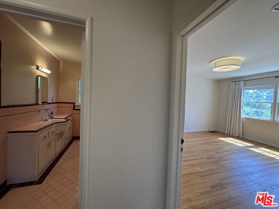 11188 Ophir Drive, Los Angeles, CA 90024 Primary Bedroom & Bathroom