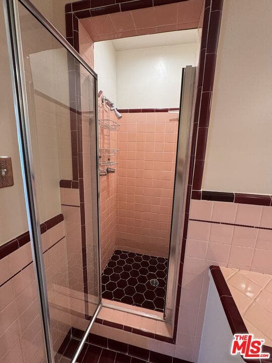 11188 Ophir Drive, Los Angeles, CA 90024 Full-Size Bath [Between Bedroo