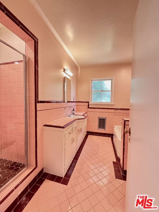 11188 Ophir Drive, Los Angeles, CA 90024 Full-Size Bath [Between Bedroo