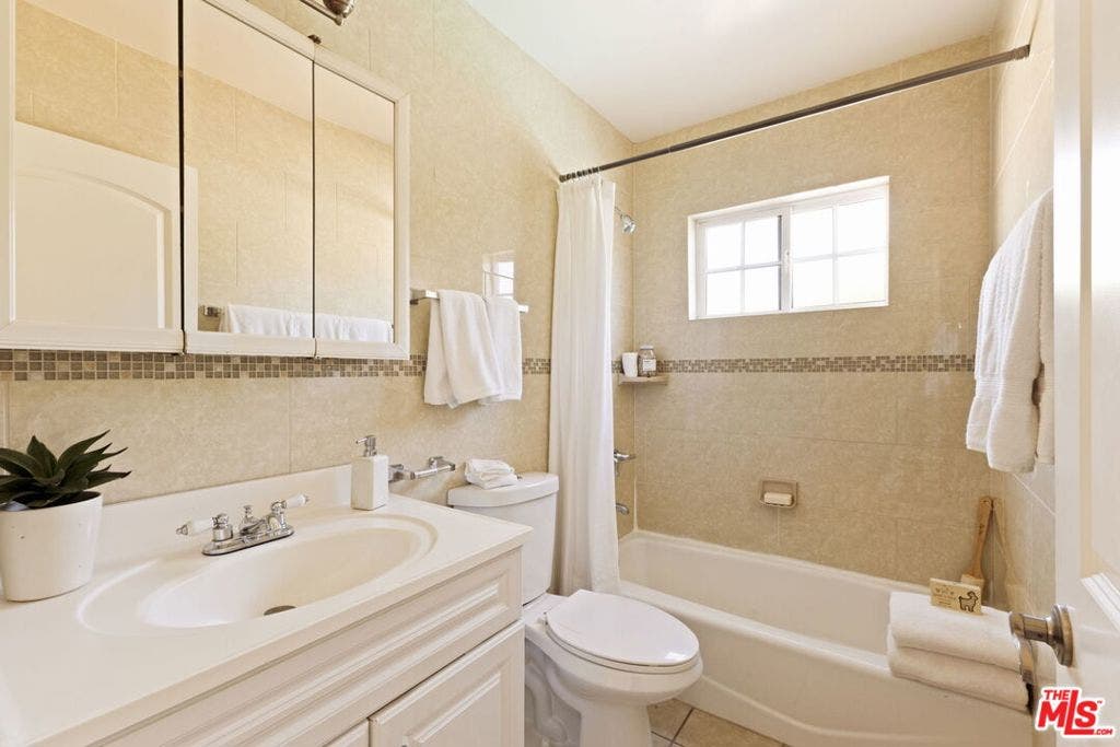 17827 Burbank Boulevard, Encino, CA 91316 17827 Burbank Boulevard, Encino, CA 91316