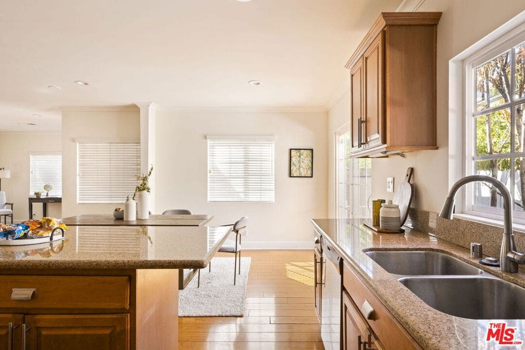 17827 Burbank Boulevard, Encino, CA 91316 17827 Burbank Boulevard, Encino, CA 91316
