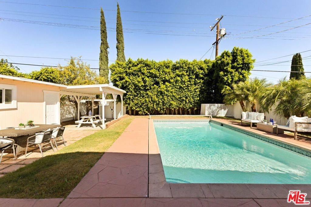 17827 Burbank Boulevard, Encino, CA 91316 17827 Burbank Boulevard, Encino, CA 91316